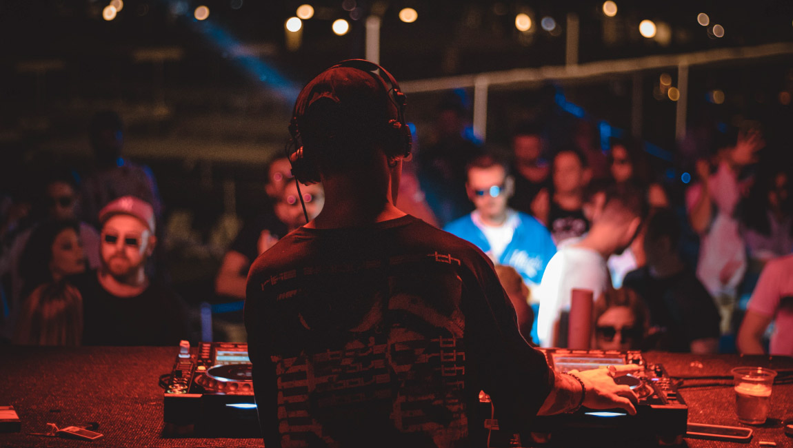 DJ σε βραδινό event με δυνατή μουσική στη Θεσσαλονίκη