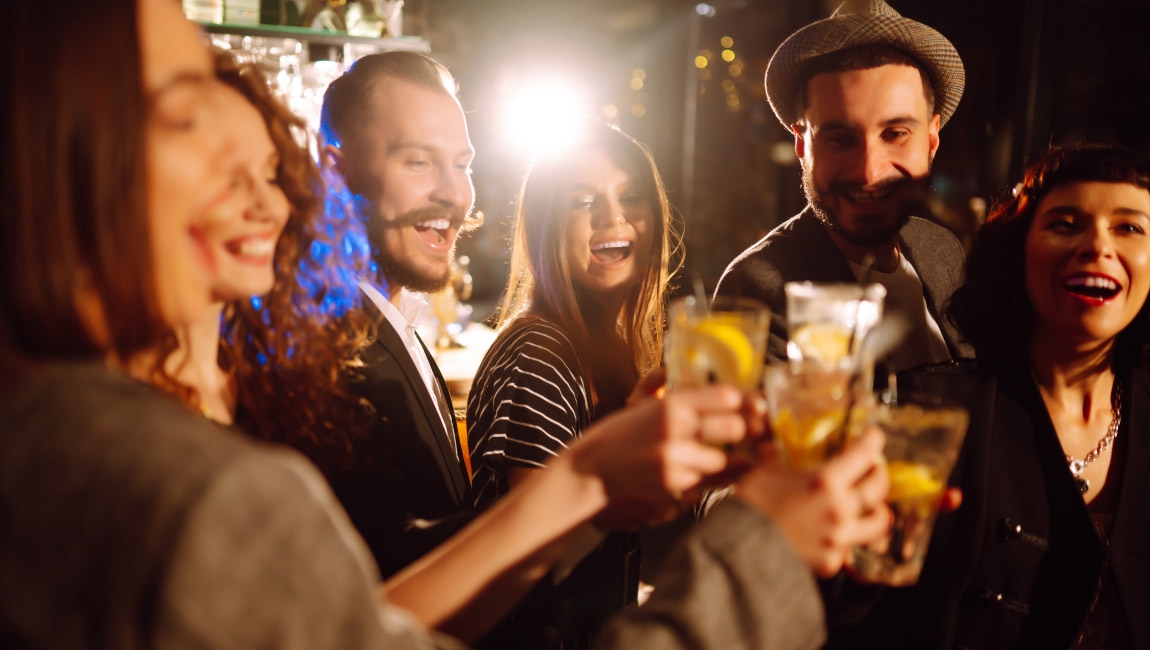 Παρέα σε βραδινή έξοδο απολαμβάνει cocktails σε bar στη Θεσσαλονίκη